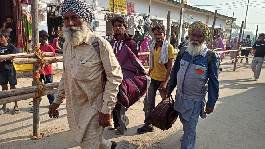 कपालमोचन स्थित ऋणमोचन सरोवर में स्नान करते श्रद्धालु। संवाद कपालमोचन स्थित ऋणमोचन सरोवर में स्नान करते श्रद्धालु। संवाद