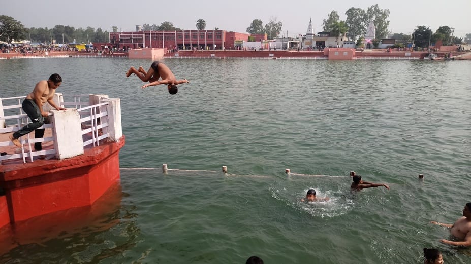 कपालमोचन स्थित ऋणमोचन सरोवर में स्नान करते श्रद्धालु। संवाद कपालमोचन स्थित ऋणमोचन सरोवर में स्नान करते श्रद्धालु। संवाद