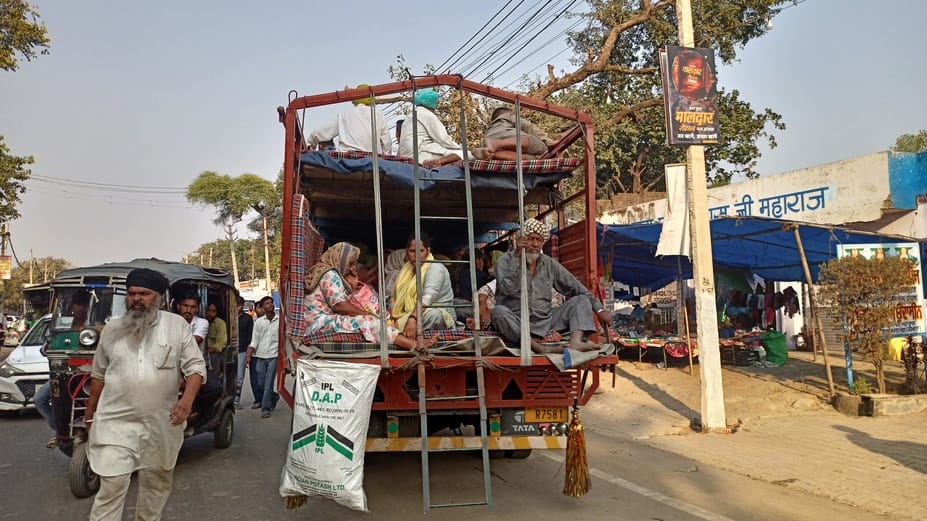 कपालमोचन स्थित ऋणमोचन सरोवर में स्नान करते श्रद्धालु। संवाद कपालमोचन स्थित ऋणमोचन सरोवर में स्नान करते श्रद्धालु। संवाद