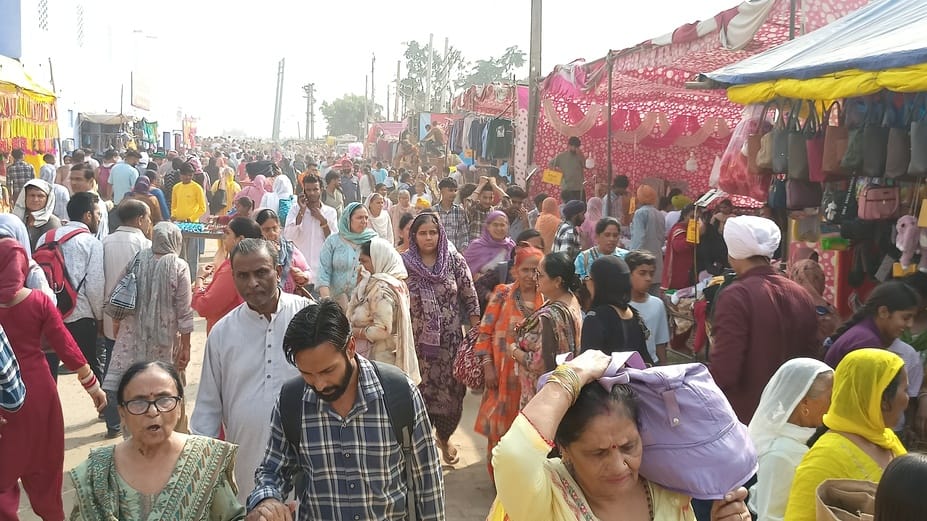 कपालमोचन स्थित ऋणमोचन सरोवर में स्नान करते श्रद्धालु। संवाद कपालमोचन स्थित ऋणमोचन सरोवर में स्नान करते श्रद्धालु। संवाद