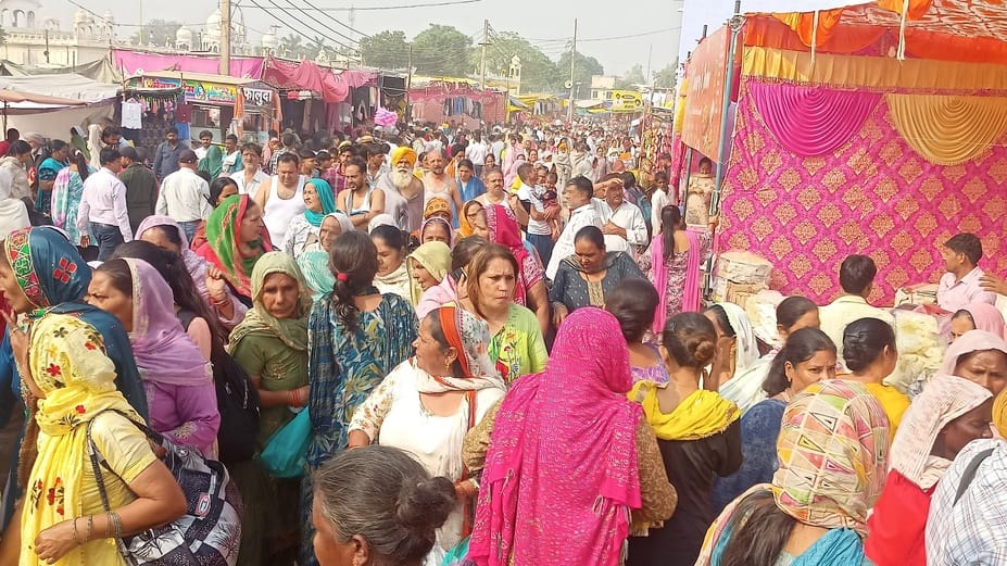 कपालमोचन स्थित ऋणमोचन सरोवर में स्नान करते श्रद्धालु। संवाद कपालमोचन स्थित ऋणमोचन सरोवर में स्नान करते श्रद्धालु। संवाद