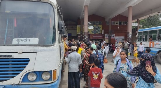 कुरुक्षेत्र। बस अड्डा परिसर में खड़ी रोडवेज बसें। संवाद कुरुक्षेत्र। बस अड्डा परिसर में खड़ी रोडवेज बसें। संवाद