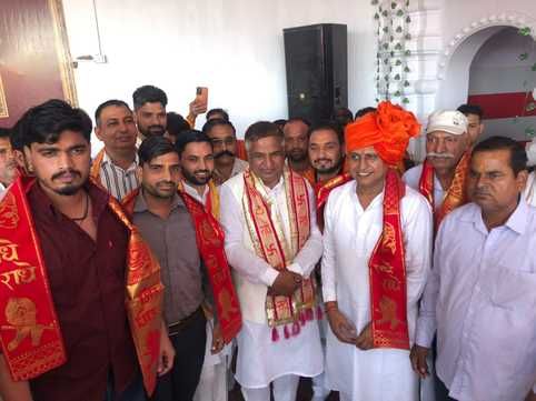 कुरुक्षेत्र। खाटू श्याम संकीर्तन में शामिल होते यजमान व श्रद्धालु। स्वयं कुरुक्षेत्र। खाटू श्याम संकीर्तन में शामिल होते यजमान व श्रद्धालु। स्वयं