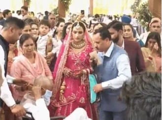 कुरुक्षेत्र। वरमाला के दौरान रानी रामपाल के साथ वर पंकज हाथ जोड़कर लोगों का अभिवादन करते हुए। 