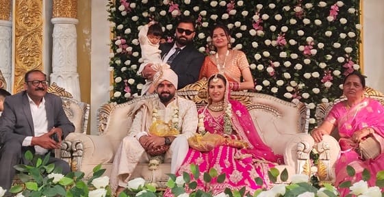 कुरुक्षेत्र। वरमाला के दौरान रानी रामपाल के साथ वर पंकज हाथ जोड़कर लोगों का अभिवादन करते हुए। 