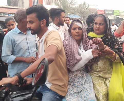 कुंदरकी में मुरादाबाद आगरा नेशनल हाईवे पर हादसे में गंभीर घायल हेड कांस्टेबल सुखनंदन गंगवार  सं