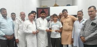 खिलाड़ी खुशबू भाकर को सम्मानित करते चेयरमैन सुन्दर अत्री। खिलाड़ी खुशबू भाकर को सम्मानित करते चेयरमैन सुन्दर अत्री।