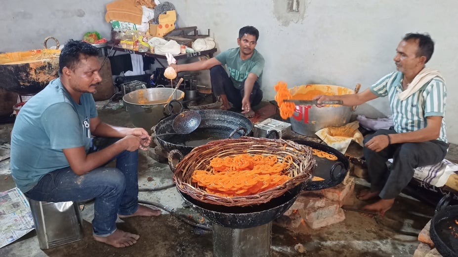 लंगर में प्रसाद ग्रहण करते श्रद्धालु। संवाद