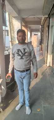मैनहोल खुले पड़े से सबंधित फोटो। दुकानदार नौशाद मैनहोल खुले पड़े से सबंधित फोटो। दुकानदार नौशाद