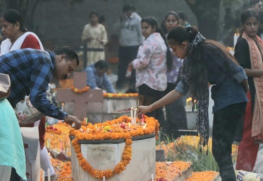 मेरठ..कंवलजीत..सेण्टलुक कब्रिस्तान में अपने पूर्वजो को कब्रों पर केंडिल जलाकर प्रभू ईसा मसीह से