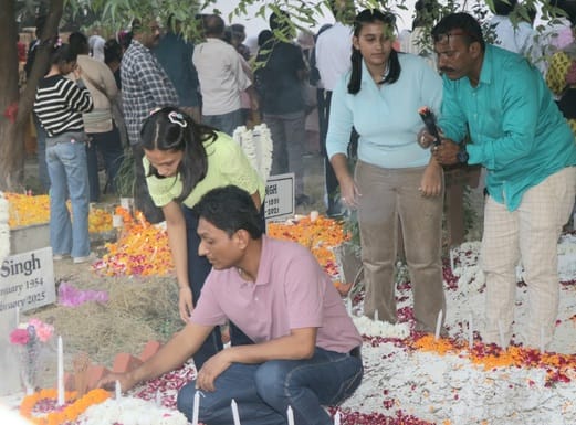 मेरठ..कंवलजीत..सेण्टलुक कब्रिस्तान में अपने पूर्वजो को कब्रों पर केंडिल जलाकर प्रभू ईसा मसीह से