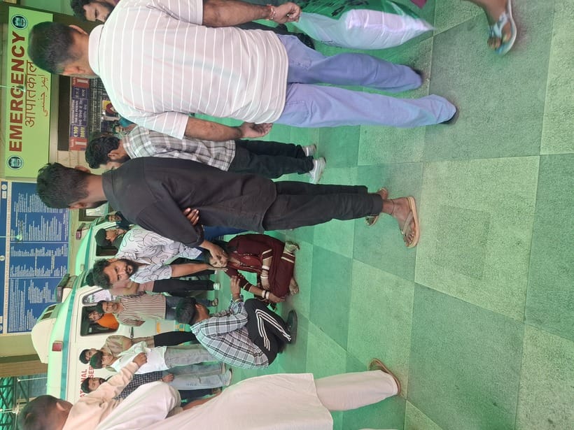 मृतक शुभम का चचेरा भाई राजन,पोस्टमार्टम के बाहर बेसुध बैठाा हुआ। अमर उजाला मृतक शुभम का चचेरा भाई राजन,पोस्टमार्टम के बाहर बेसुध बैठाा हुआ। अमर उजाला