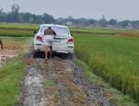 माधोपुर दलित बस्ती में कीचड़ भरे रास्ते पर कार फसनें के बाद चारपाई पर ले जाना पड़ा बुजुर्ग को अ