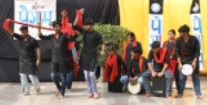 नुक्कड़ नाटक से समझाई परिवार की अहमियत