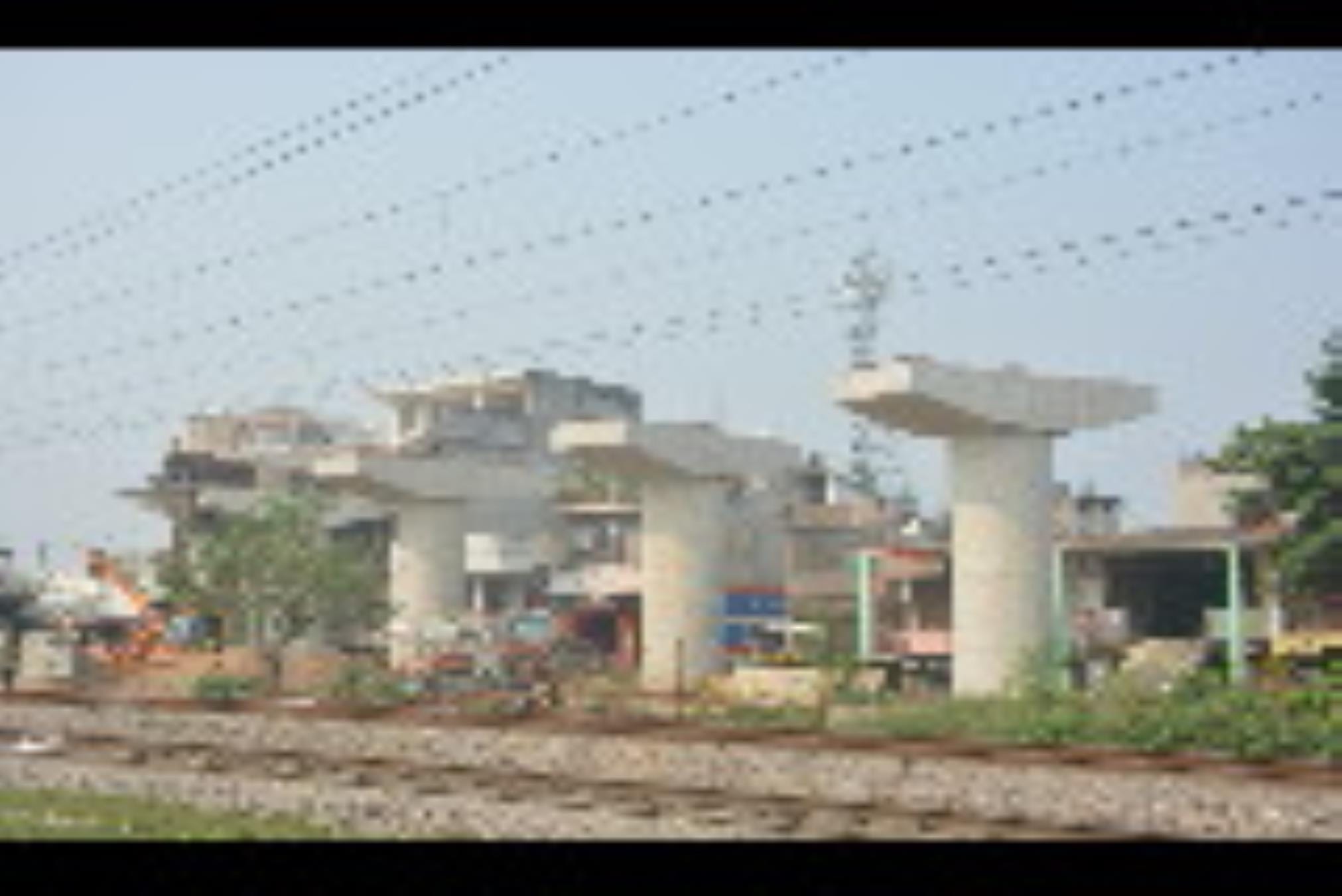 निर्माणाधीन ओवरब्रिज।