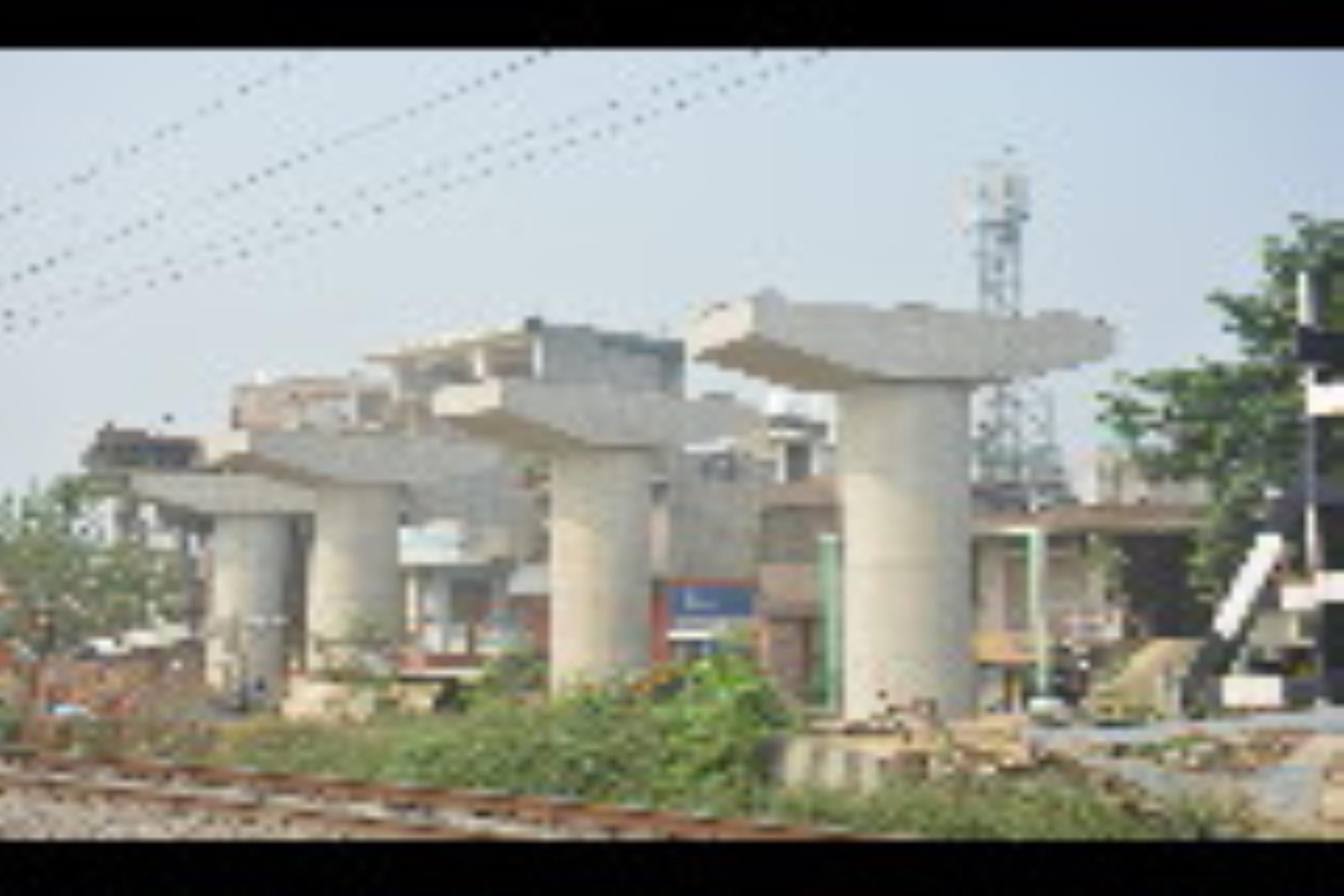 निर्माणाधीन ओवरब्रिज।