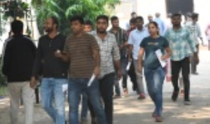 निशातगंज पेपर मिल कालोनी स्थित एम के एस डी इंटर कालेज में पुलिस भर्ती परीक्षा देकर निकलते अभ्यर