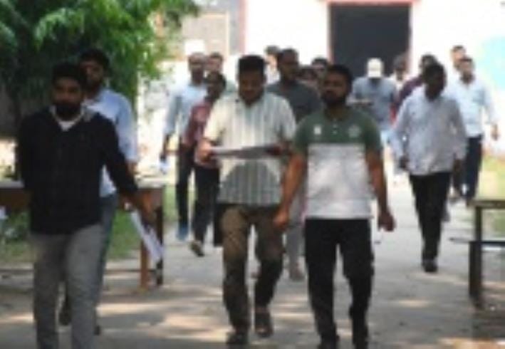 निशातगंज पेपर मिल कालोनी स्थित एम के एस डी इंटर कालेज में पुलिस भर्ती परीक्षा देकर निकलते अभ्यर