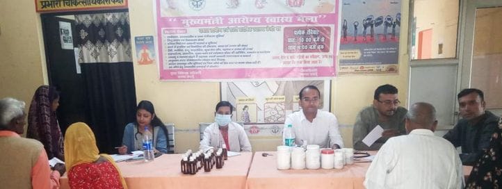 नवीन प्राथमिक स्वास्थ्य केंद्र दबतोरी पर लगे आरोग्य मेले में मरीजों को देखते डॉ. जहीर अहमद। संव नवीन प्राथमिक स्वास्थ्य केंद्र दबतोरी पर लगे आरोग्य मेले में मरीजों को देखते डॉ. जहीर अहमद। संव