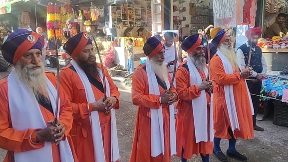 पुंछ में गुरू नानक देव प्रकाशोत्सव के उपल्क्ष में निकाले गए नगर कीर्तन में भाग लेती संगत