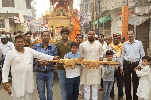 पूजन से पहले अपनी- अपनी भूमिका के लिए सजीं जैन समाज की बालिकाएं। संवाद पूजन से पहले अपनी- अपनी भूमिका के लिए सजीं जैन समाज की बालिकाएं। संवाद