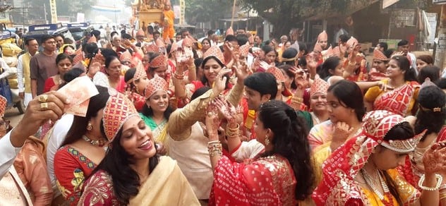 पूजन से पहले अपनी- अपनी भूमिका के लिए सजीं जैन समाज की बालिकाएं। संवाद पूजन से पहले अपनी- अपनी भूमिका के लिए सजीं जैन समाज की बालिकाएं। संवाद