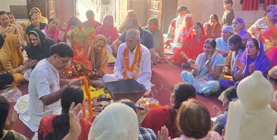 पिपली। श्री दुर्गा देवी मंदिर पिपली में तुलसी विवाह के दौरान मौजूद श्रद्धालु। स्वयं