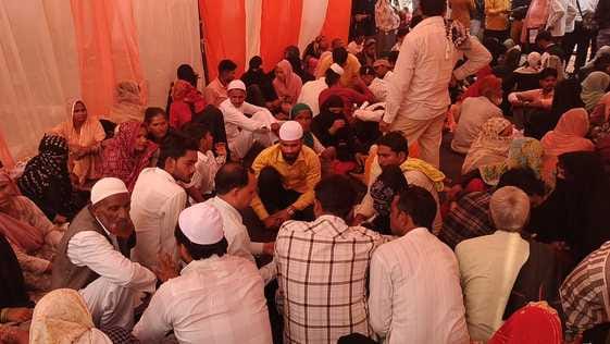 रजिस्ट्रेशन कराने के लिए इंतजार करते विवाहित जोड़े। संवाद रजिस्ट्रेशन कराने के लिए इंतजार करते विवाहित जोड़े। संवाद