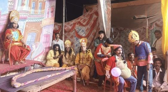 रामलीला का मंचन करते कलाकार। संवाद रामलीला का मंचन करते कलाकार। संवाद
