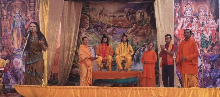 रामलीला का मंचन करते कलाकार। संवाद रामलीला का मंचन करते कलाकार। संवाद