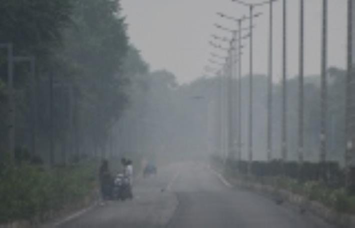 रविवार की सुबह लखनऊ में दिखा कोहरा। रविवार की सुबह लखनऊ में दिखा कोहरा।