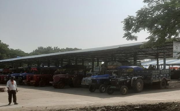 सीहोर गल्ला मंडी में सोमवार को आई ट्रैक्टर ट्रालियों से भारी आवक