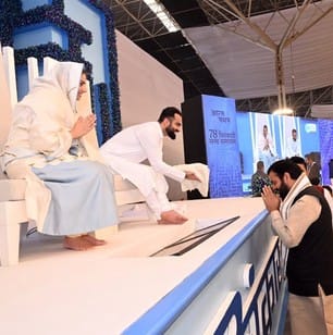 समागम में मुख्यमंत्री को सम्मानित करते कॉओर्डिनेटर व सेवादार। संवाद