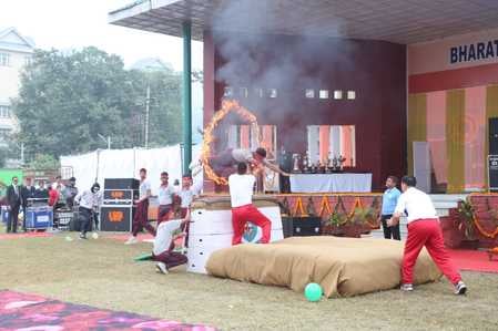 सैनिक स्कूल सुजानपुर में आयोजित सालाना समारोह में प्रस्तुति देते विद्यार्थी। संस्थान। सैनिक स्कूल सुजानपुर में आयोजित सालाना समारोह में प्रस्तुति देते विद्यार्थी। संस्थान।