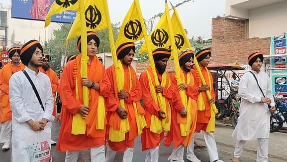 शाहजहांपुर में नगर कीर्तन के दौरान प्रदर्शन करते गतका दल के सदस्य। संवाद शाहजहांपुर में नगर कीर्तन के दौरान प्रदर्शन करते गतका दल के सदस्य। संवाद