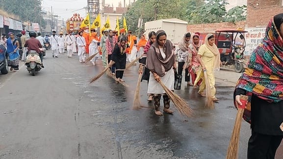 शाहजहांपुर में नगर कीर्तन के दौरान प्रदर्शन करते गतका दल के सदस्य। संवाद शाहजहांपुर में नगर कीर्तन के दौरान प्रदर्शन करते गतका दल के सदस्य। संवाद