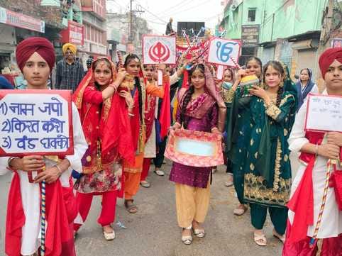 शाहजहांपुर में नगर कीर्तन के दौरान प्रदर्शन करते गतका दल के सदस्य। संवाद शाहजहांपुर में नगर कीर्तन के दौरान प्रदर्शन करते गतका दल के सदस्य। संवाद