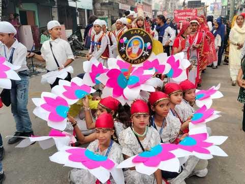 शाहजहांपुर में नगर कीर्तन के दौरान प्रदर्शन करते गतका दल के सदस्य। संवाद शाहजहांपुर में नगर कीर्तन के दौरान प्रदर्शन करते गतका दल के सदस्य। संवाद