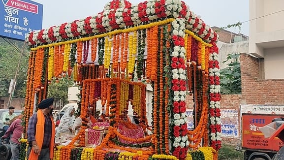 शाहजहांपुर में नगर कीर्तन के दौरान प्रदर्शन करते गतका दल के सदस्य। संवाद शाहजहांपुर में नगर कीर्तन के दौरान प्रदर्शन करते गतका दल के सदस्य। संवाद