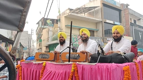 शाहजहांपुर में नगर कीर्तन के दौरान प्रदर्शन करते गतका दल के सदस्य। संवाद शाहजहांपुर में नगर कीर्तन के दौरान प्रदर्शन करते गतका दल के सदस्य। संवाद