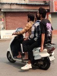 शहर में सदर बाजार थाने के सामने चलती बाइक पर मोबाइल से बात करता युवक। संवाद