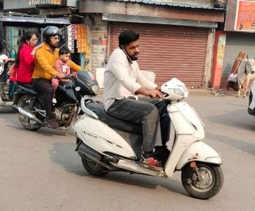 शहर में सदर बाजार थाने के सामने चलती बाइक पर मोबाइल से बात करता युवक। संवाद