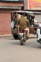 शहर में सदर बाजार थाने के सामने चलती बाइक पर मोबाइल से बात करता युवक। संवाद