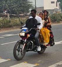 शहर में सदर बाजार थाने के सामने चलती बाइक पर मोबाइल से बात करता युवक। संवाद