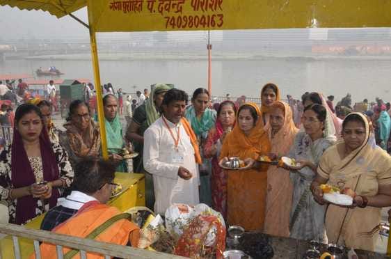 शुकदेव आश्रम स्थित प्राचीन वट वृक्ष पर मन्नत का धागा बांधते श्रद्धालु। संवाद