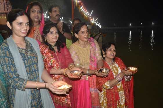 शुकदेव आश्रम स्थित प्राचीन वट वृक्ष पर मन्नत का धागा बांधते श्रद्धालु। संवाद