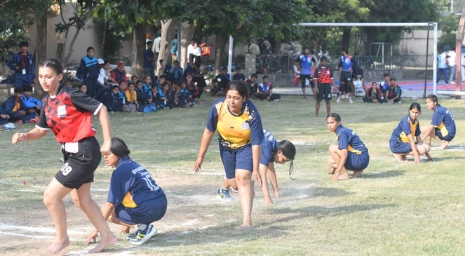 अंबाला छावनी के सनातन धर्म कॉलेज में आयोजित युवमहोत्सव के दौरान वॉलीबाल खेल प्रतियोगिता में भि
