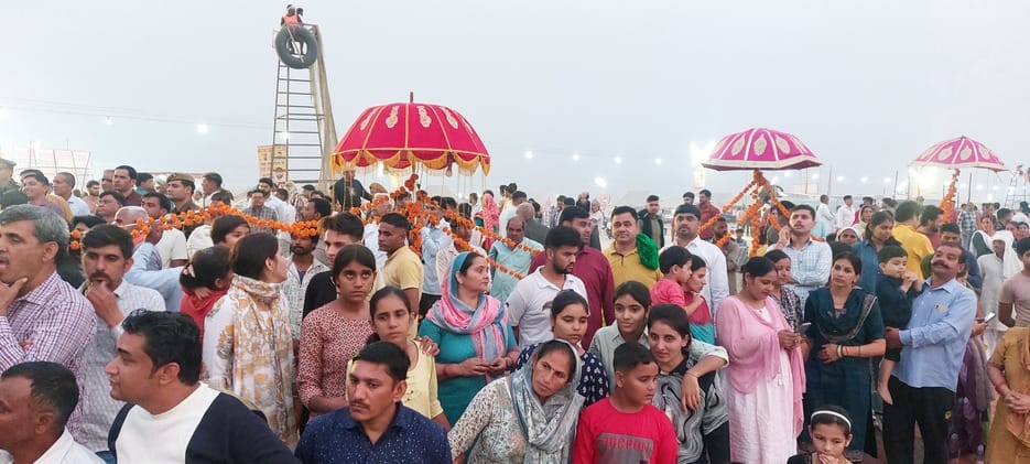 बिजनौर में गंगा स्नान मेले का गंगा में दूध प्रवाहित कर कर उद्घाटन करते अतिथि गण संवाद बिजनौर में गंगा स्नान मेले का गंगा में दूध प्रवाहित कर कर उद्घाटन करते अतिथि गण संवाद