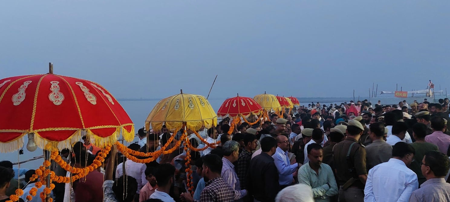 बिजनौर में गंगा स्नान मेले का गंगा में दूध प्रवाहित कर कर उद्घाटन करते अतिथि गण संवाद बिजनौर में गंगा स्नान मेले का गंगा में दूध प्रवाहित कर कर उद्घाटन करते अतिथि गण संवाद