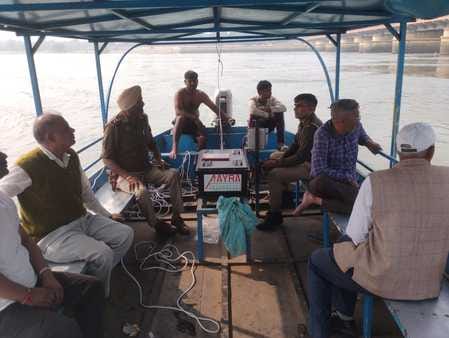 बैराज पर गंगा में चलांग लगाने वाली छात्रा ललिता का फोटो बैराज पर गंगा में चलांग लगाने वाली छात्रा ललिता का फोटो